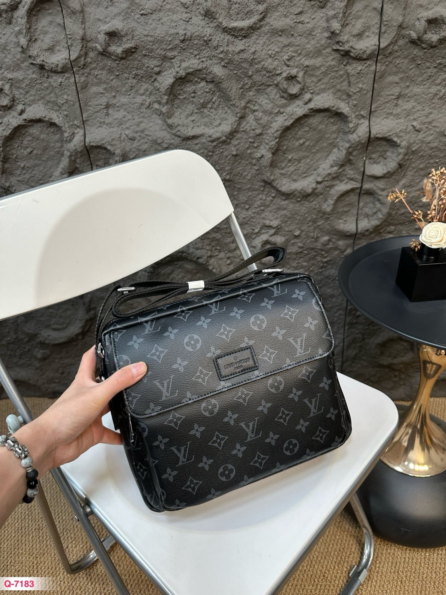 L0vis Vvtt0n briefcase